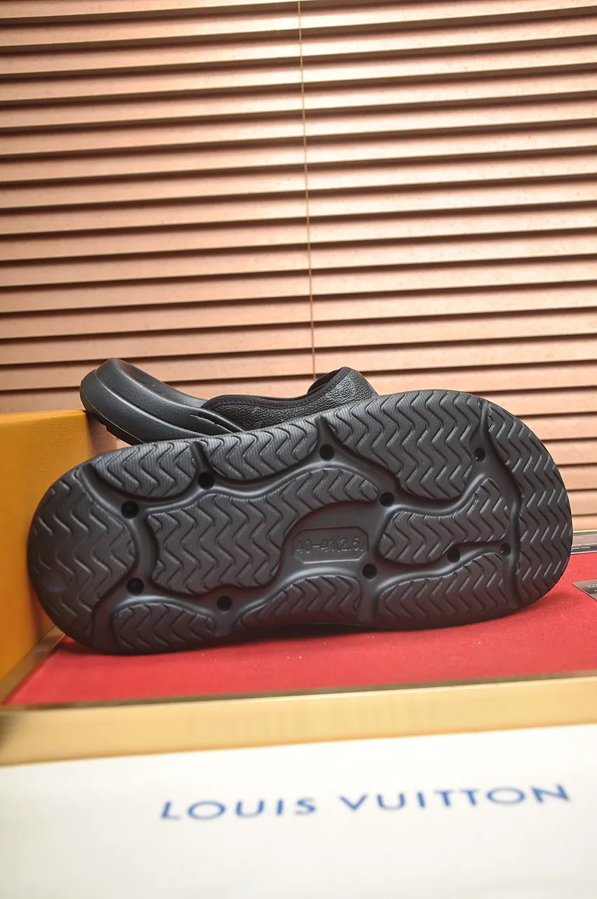 Men's men's shoes 💰340💶 [Louis Vuitton LV slippers] (high-end cowhide) counter 1:1 fashion style, a must-have for summer! The designer used LV’s iconic outsole. The original simple slippers instantly become fashionable! The upper is made of flexible special cowhide leather straps alternately, and the workmanship is exquisite! A must-have for stylish men in summer, size 38-45 (45 customized)